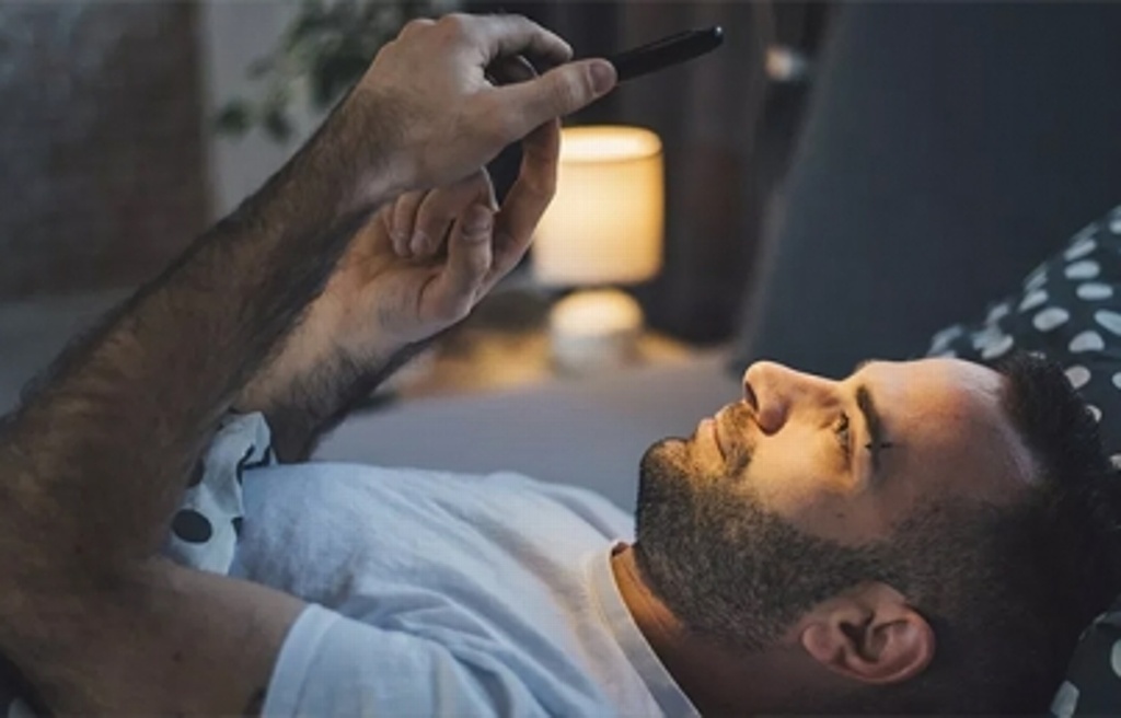 Imagen Usar teléfono celular antes de dormir afecta calidad del sueño: especialista