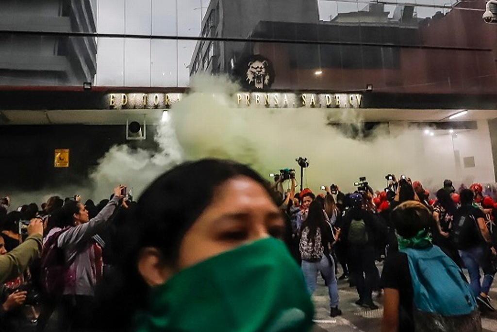 Imagen Se enfrentan mujeres y policías durante manifestación de feministas en CDMX