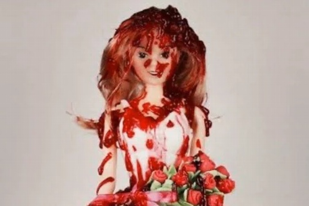 Imagen Critican a funcionario por desear feliz cumpleaños con muñeca ensangrentada