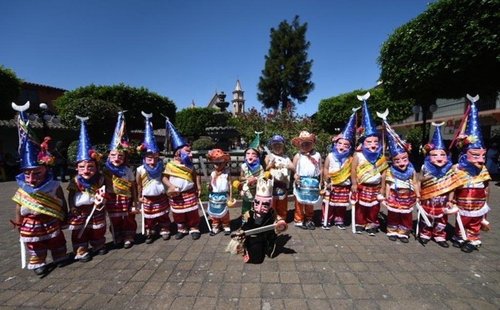 Imagen Niños representan la danza de moros y cristianos en Naolinco, Veracruz