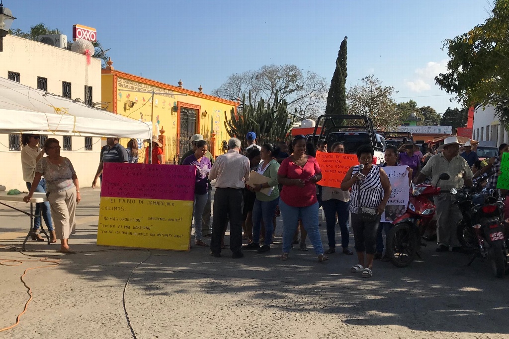 Imagen Jamapa cumple 150 años, y 41 días de estar tomado palacio municipal