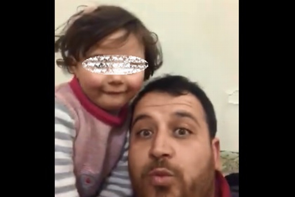 Imagen Padre sirio finge juego para que su hija no se asuste durante bombardeo (+Video)