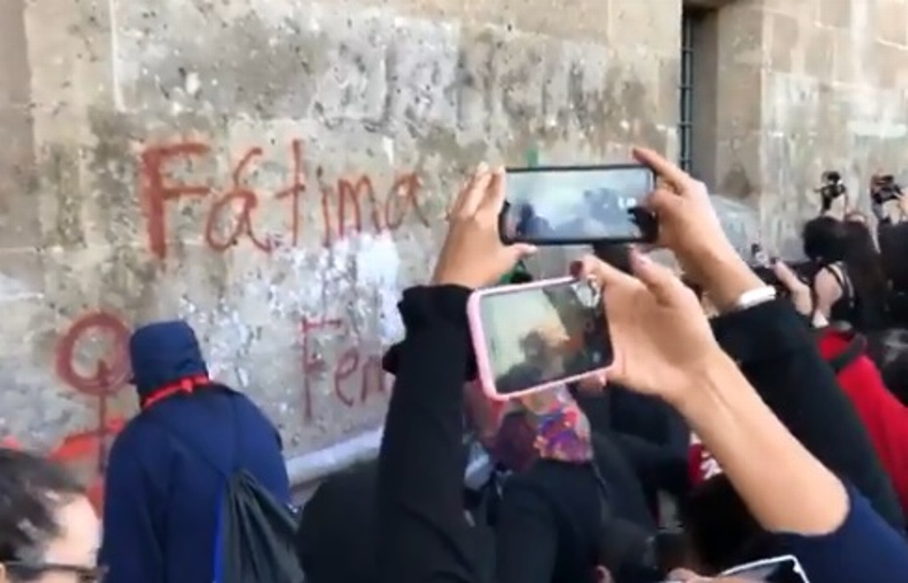 Imagen Protestan colectivos feministas en Palacio Nacional; pintan paredes