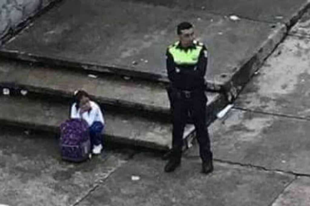 Imagen Policía cuida a niña hasta que fueron por ella; la escuela ya había cerrado