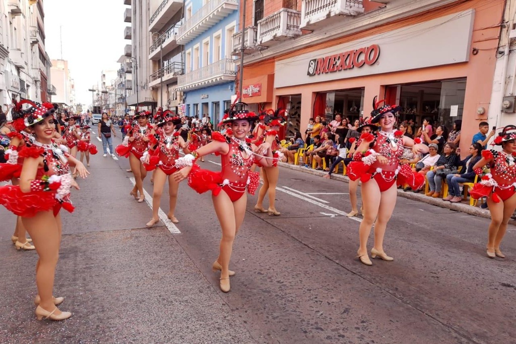 Imagen Con espectaculares vestuarios, reyes del Carnaval acudieron al desfile de coronaciones (Fotos+video)