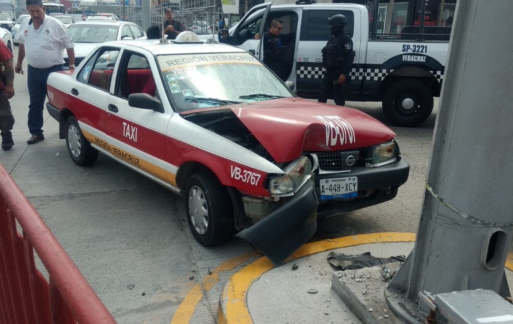 Imagen Particular choca a taxi y lo proyecta contra semáforo del bulevar, en Boca del Río