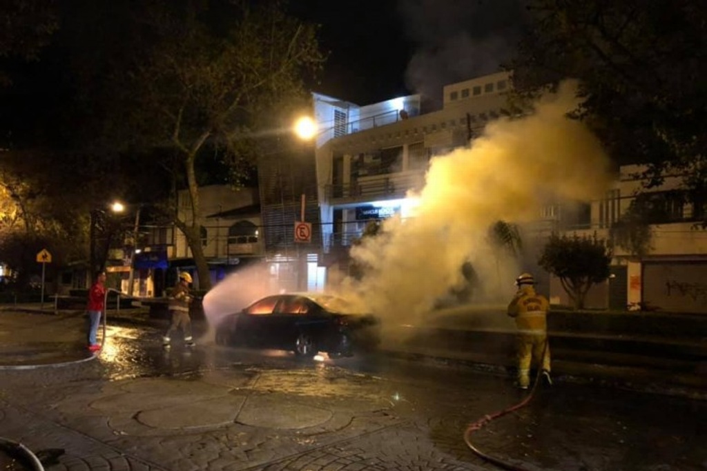 Imagen Incendian vehículo de director de gobernación de Coatepec, Veracruz; renuncia al cargo