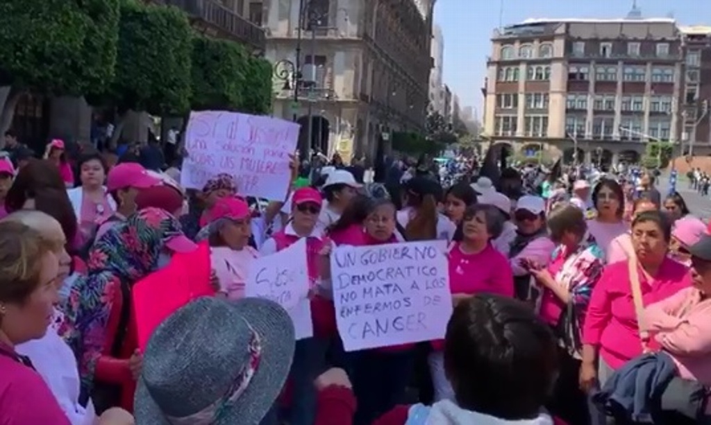 Imagen Protestan pacientes de cáncer de seno en Palacio Nacional tras suspensión de tratamientos gratuitos (+Video)