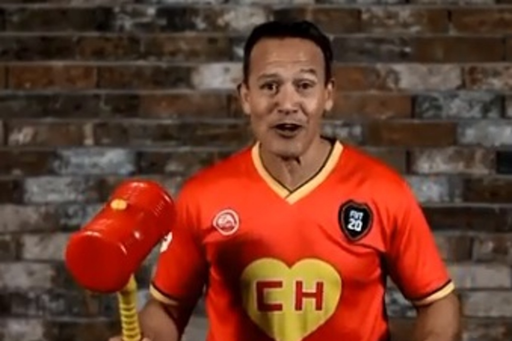 Imagen Videojuego de futbol rinde homenaje a 'Chespirito' con uniforme de 'El Chapulín Colorado' (+Foto y Video)
