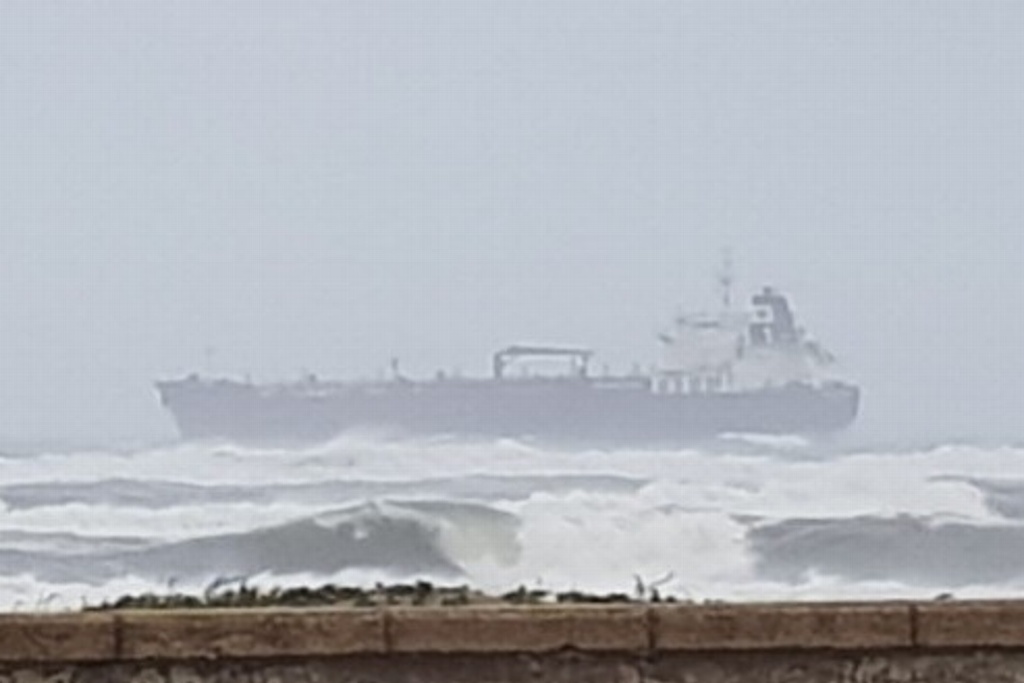 Imagen Por frente frío, buque de Pemex queda atrapado a dos km de playa de Coatzacoalcos