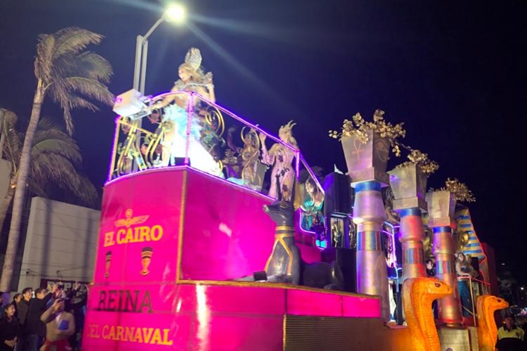 Imagen Con retraso de casi hora y media, empieza primer desfile del Carnaval de Veracruz