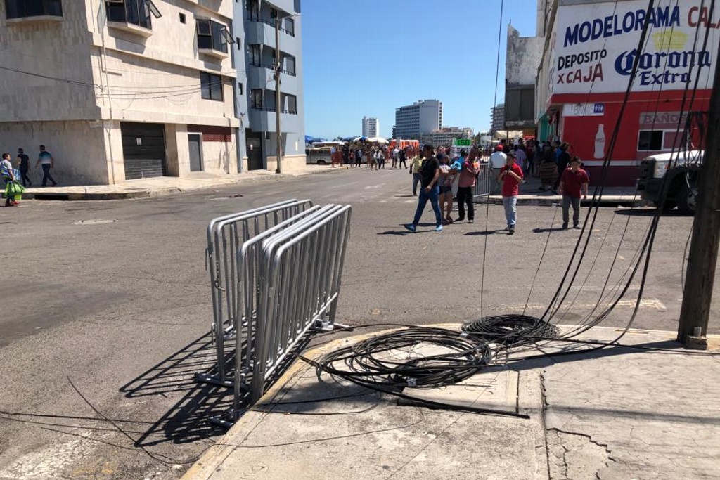 Imagen Carros alegóricos rompen cables y dejan sin servicio de teléfono e Internet a vecinos de fraccionamiento Faros en Veracruz