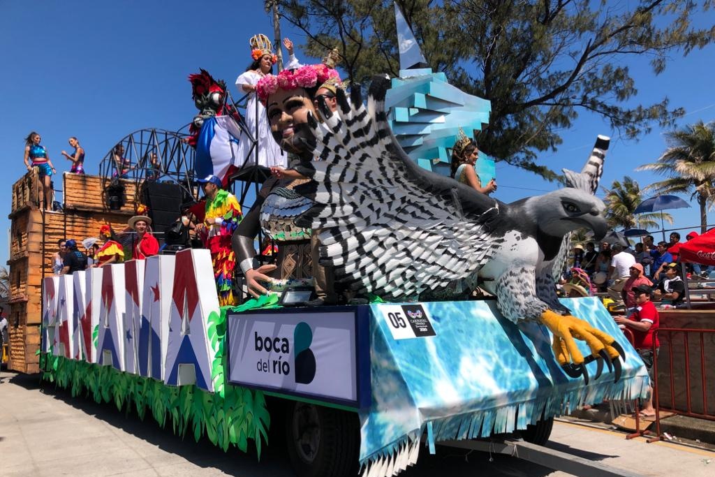 Imagen Con mucho color, alegría y baile se realizó el segundo desfile del Carnaval de Veracruz