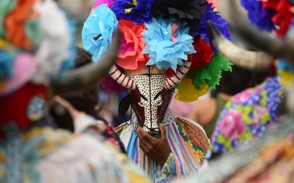 Imagen Cantan y bailan 'un violador en tu camino', en carnaval de Coyolillo, Veracruz