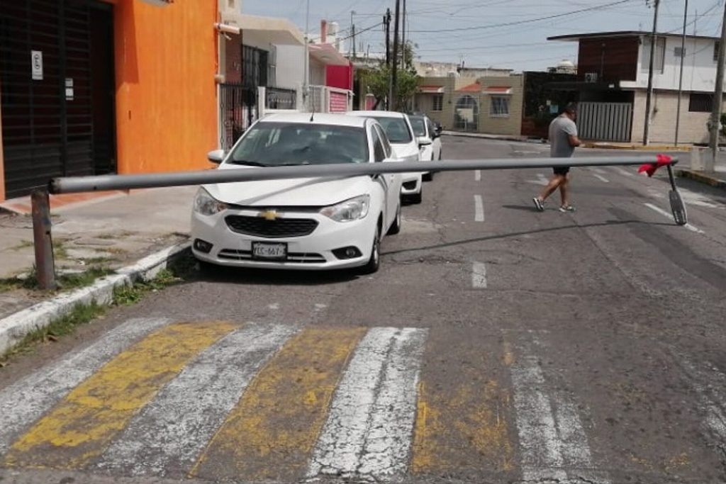 Imagen Viento derriba poste y cae sobre un vehículo en calle de Veracruz; tome precauciones