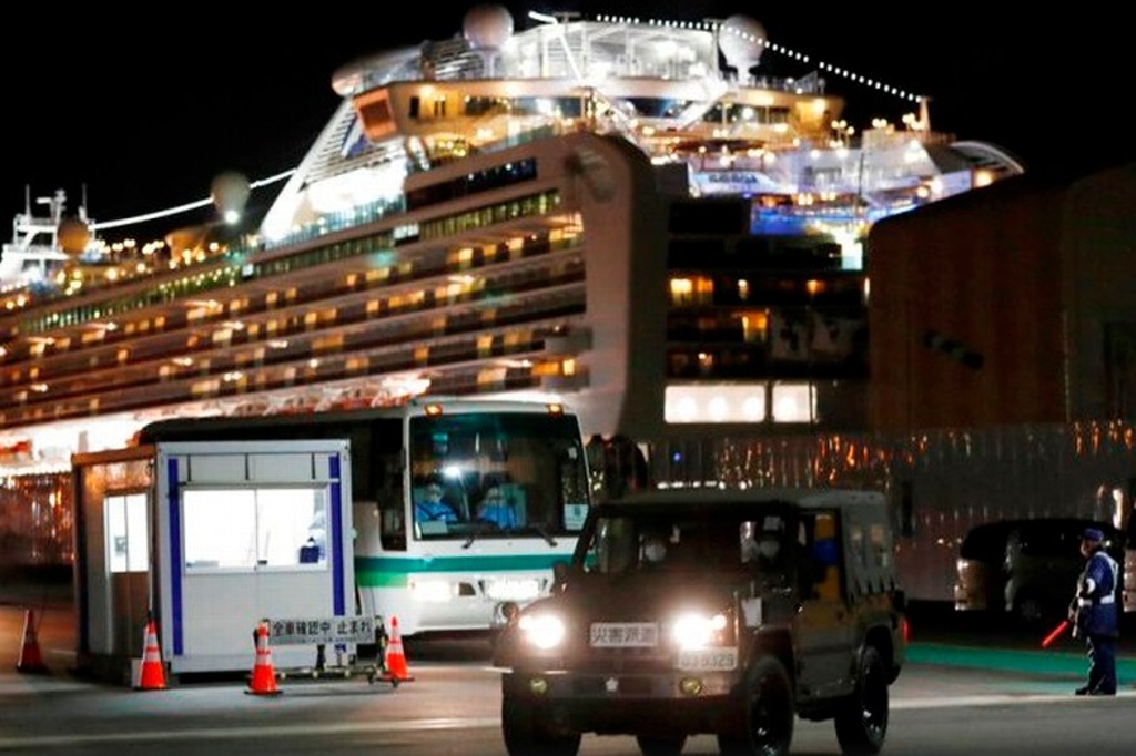 Imagen Comienza a desembarcar tripulación de crucero, tras cuarentena por coronavirus en Japón