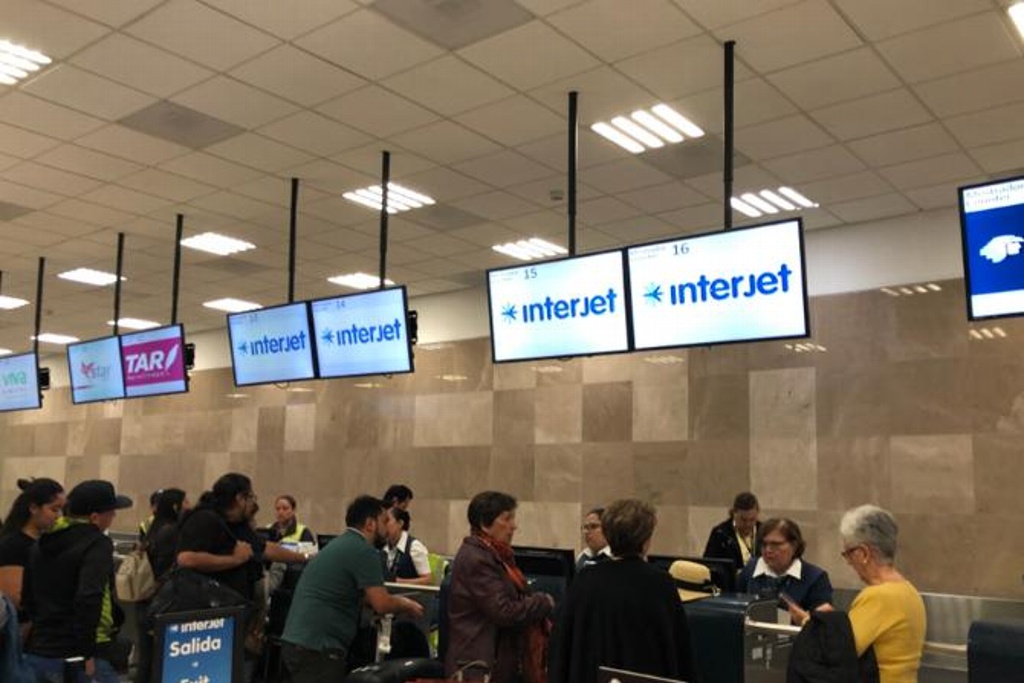 Imagen Pasajeros se molestan por cancelación de vuelos en aeropuerto de Veracruz