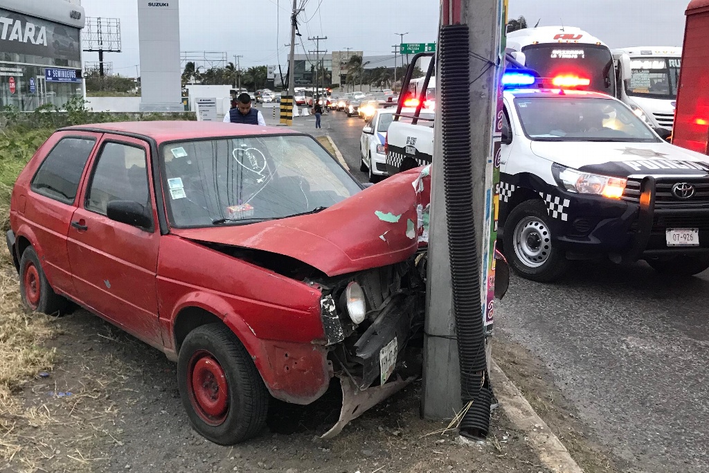Imagen Choca contra poste de luz, y deja auto abandonado en Boca del Río
