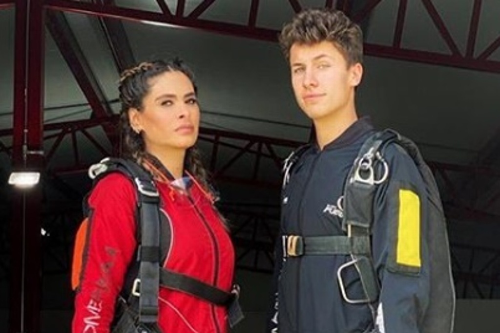 Imagen Galilea Montijo cumple reto de lanzarse en paracaídas y se desmaya (+video)