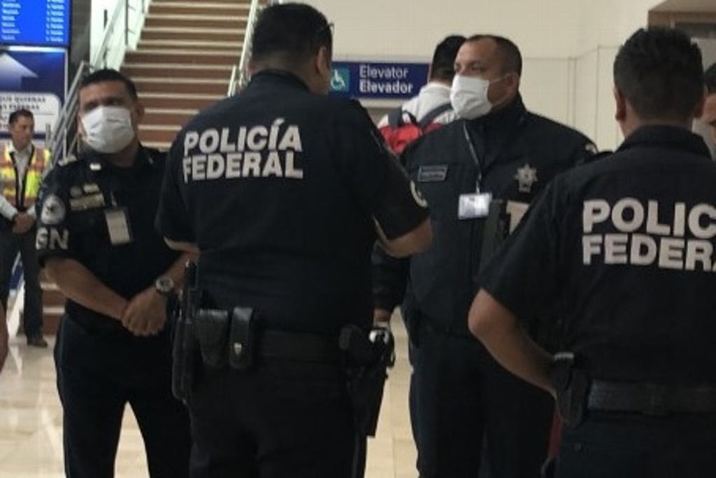 Imagen Elementos de Policía Federal del aeropuerto de Veracruz portan cubrebocas por coronavirus