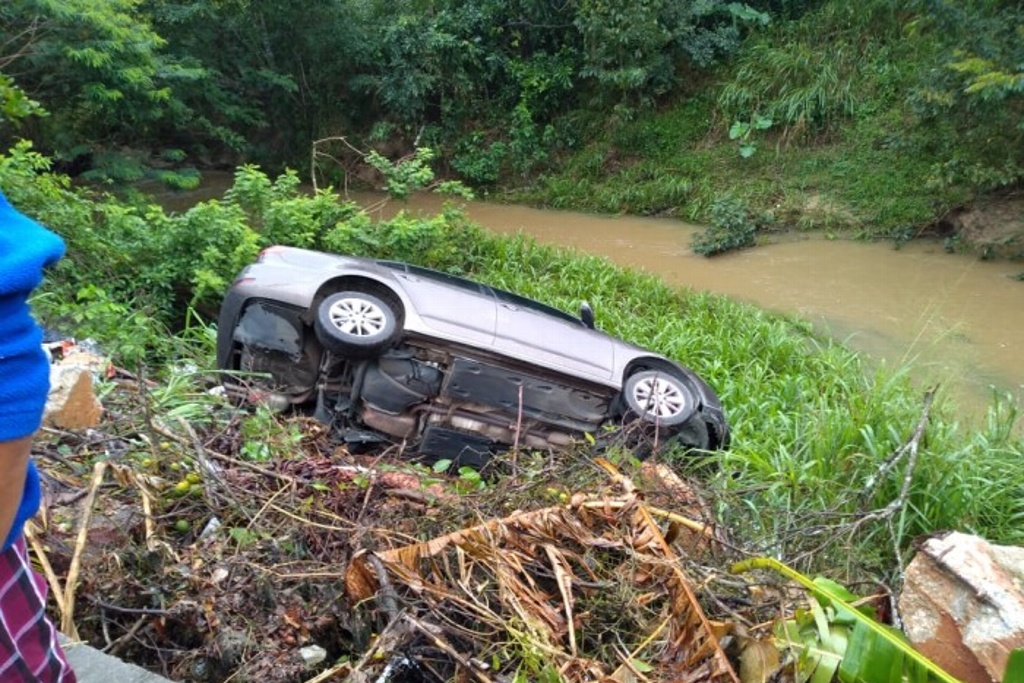 Imagen Cae auto a arroyo en Agua Dulce, Veracruz