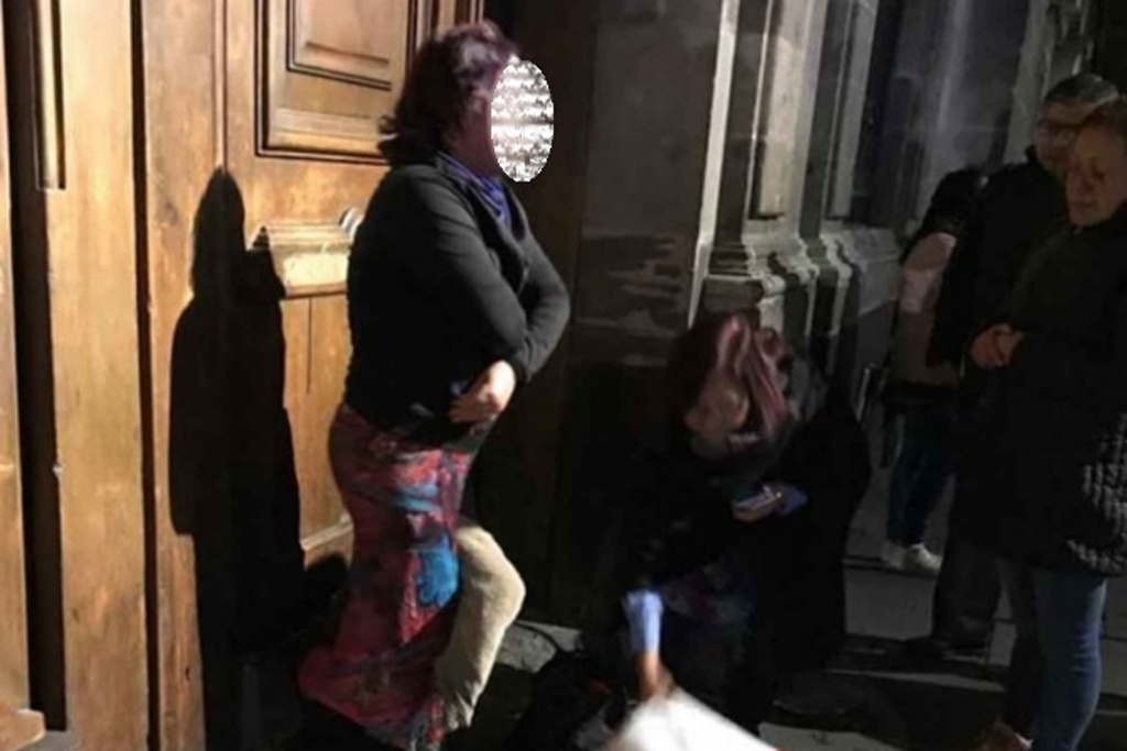 Mujer se manifiesta quitándose la ropa frente a Palacio Nacional - xeu  noticias veracruz