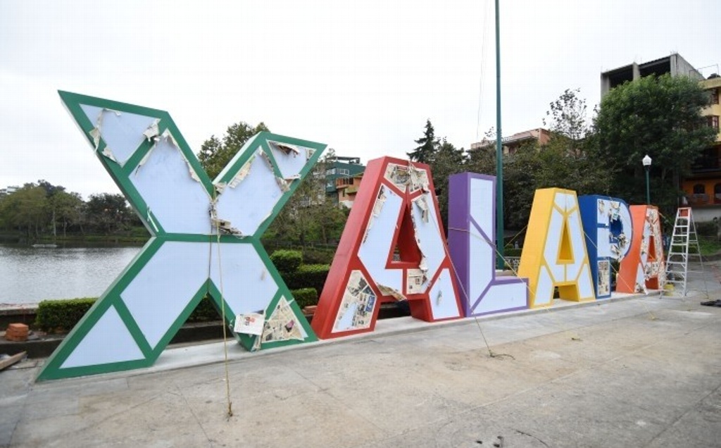 Imagen Instalan nuevas letras turísticas en el paseo de Los Lagos, en Xalapa, Veracruz