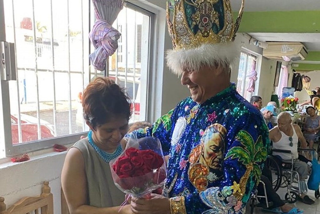 Imagen Rey del Carnaval de Veracruz olvida su traje en un taxi y el chofer se lo regresa