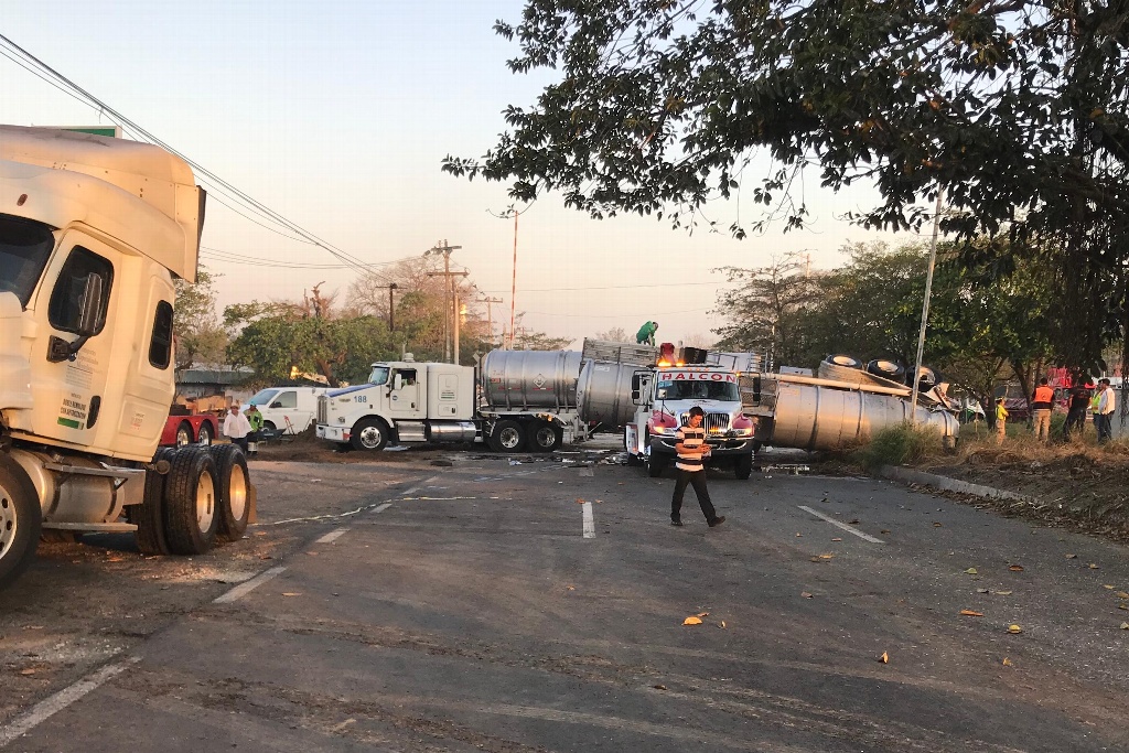 Imagen Continúan maniobras para liberar vialidad tras choque de pipa con tren en Veracruz