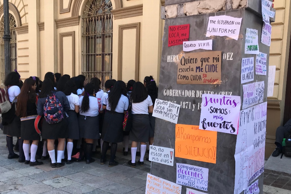 Imagen Colocan tendedero estudiantes de Bachilleres de Veracruz denunciando acoso sexual 