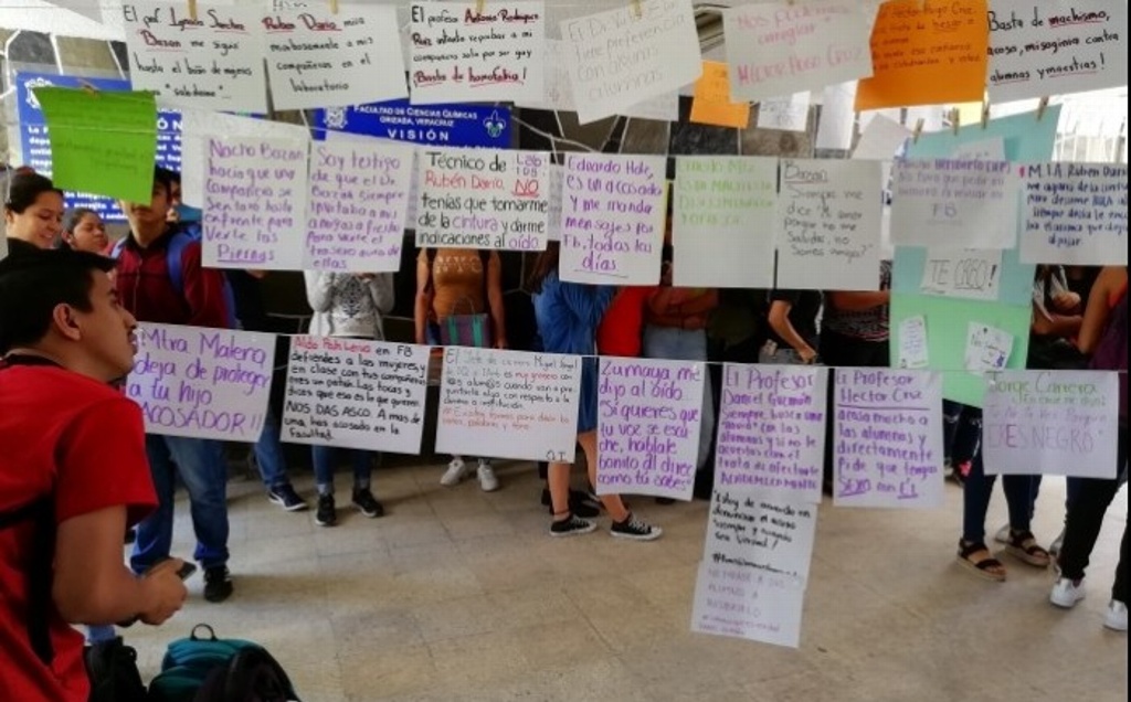 Imagen Estudiantes instalan 'tendedero de acoso' en Facultad de Ciencias Químicas de la UV en Orizaba
