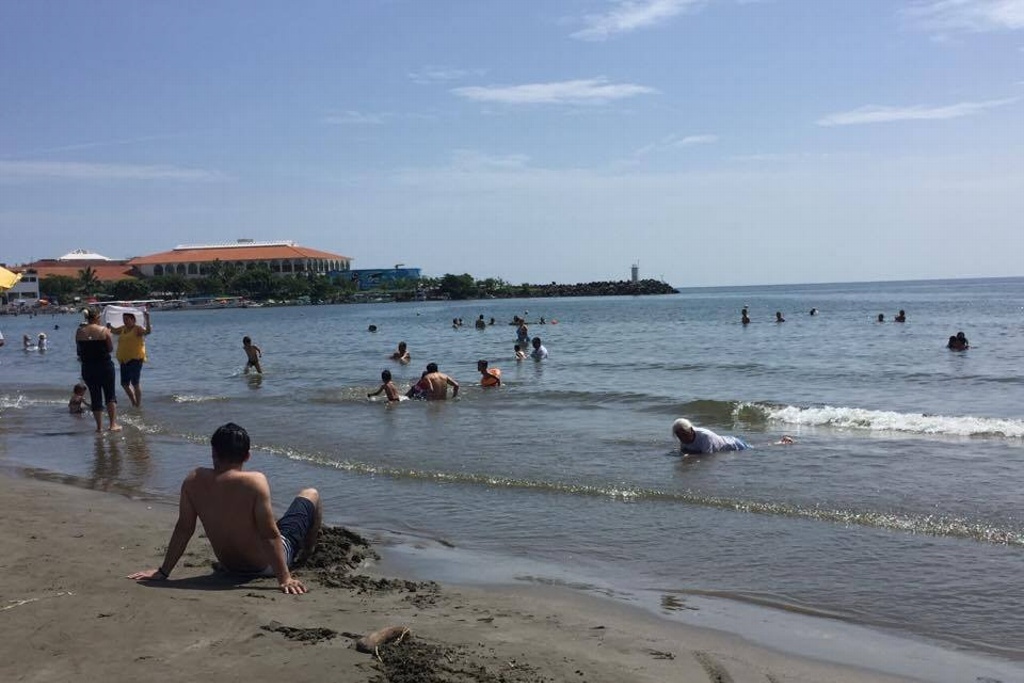 Imagen Un suicidio seguir yendo a playas pese a restricciones por coronavirus: Catedrática de Ecuador