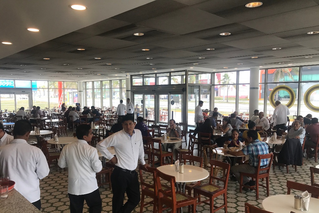 Imagen Meseros reportan caída de clientes en restaurantes de hasta un 80% en Boca del Río