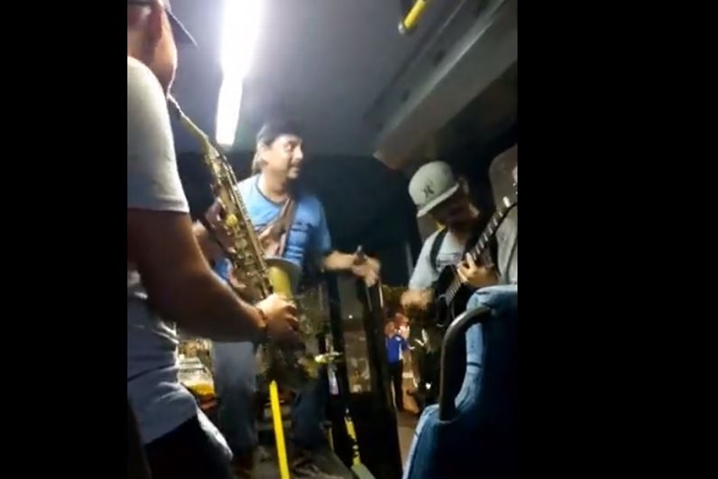 Imagen ¡Y que se arma el baile en un camión de Veracruz ruta Las Vegas! (+Video)