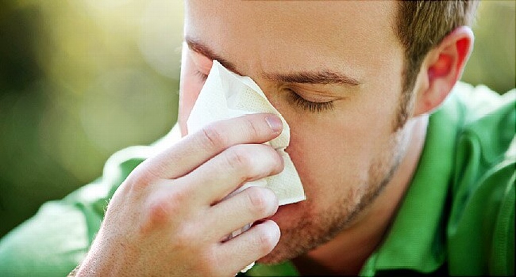 Imagen Estornudo de etiqueta contamina ropa, la forma correcta es con un pañuelo desechable: Médico