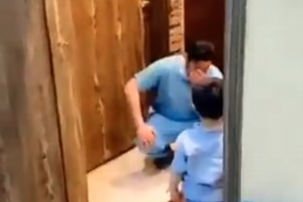 Imagen Médico rompe en llanto al rechazar abrazo de su hijo por Covid-19 (+video)