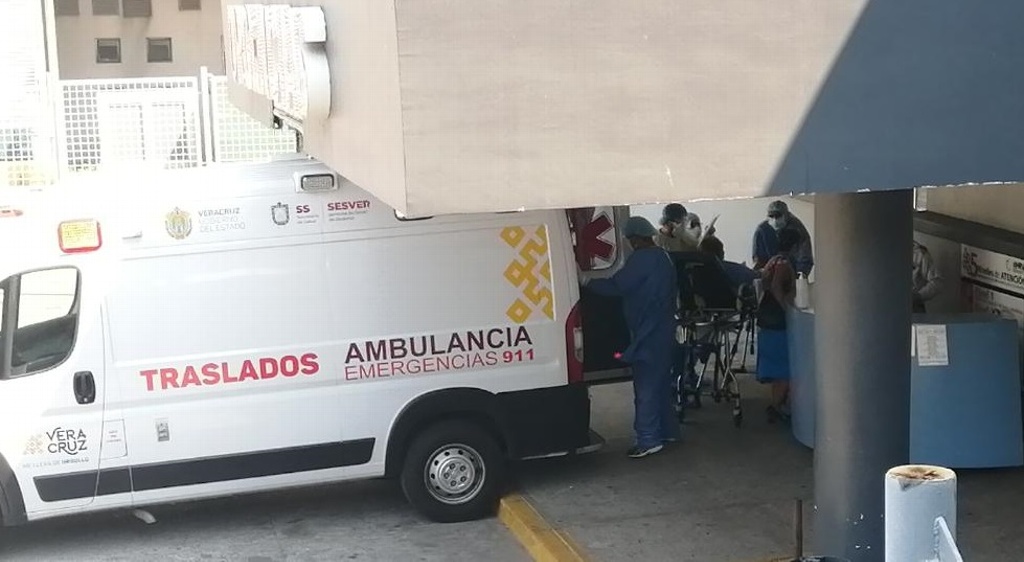 Imagen Bajo protocolo sanitario por Covid-19, médicos del Hospital General de Veracruz reciben a pacientes