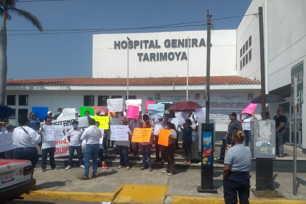 Imagen Se manifiestan trabajadores de la salud del Hospital de Tarimoya para pedir protección ante Covid-19