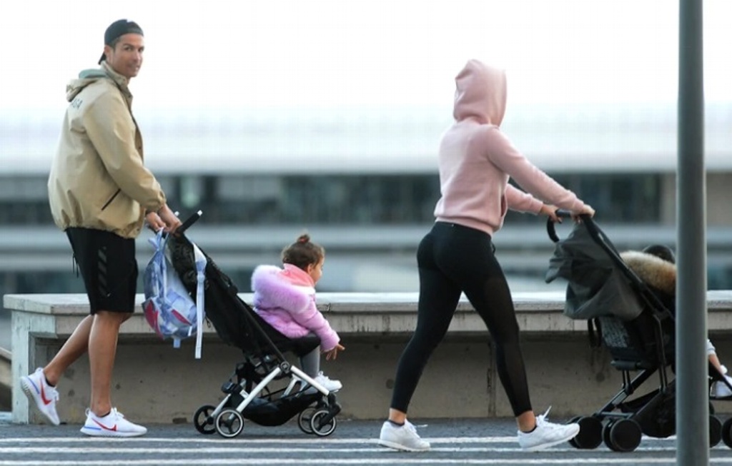Imagen Causa polémica Cristiano Ronaldo paseando con su familia durante cuarentena por coronavirus