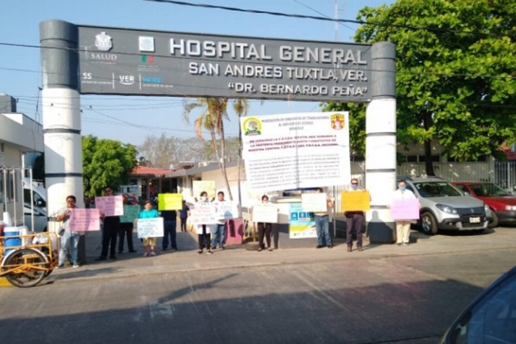 Imagen Enfermeras y médicos protestan en San Andrés Tuxtla, Veracruz,  por falta de equipamiento