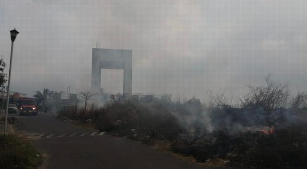Imagen Se incendia pastizal en fraccionamiento Palma Real en Veracruz (+Vídeo)