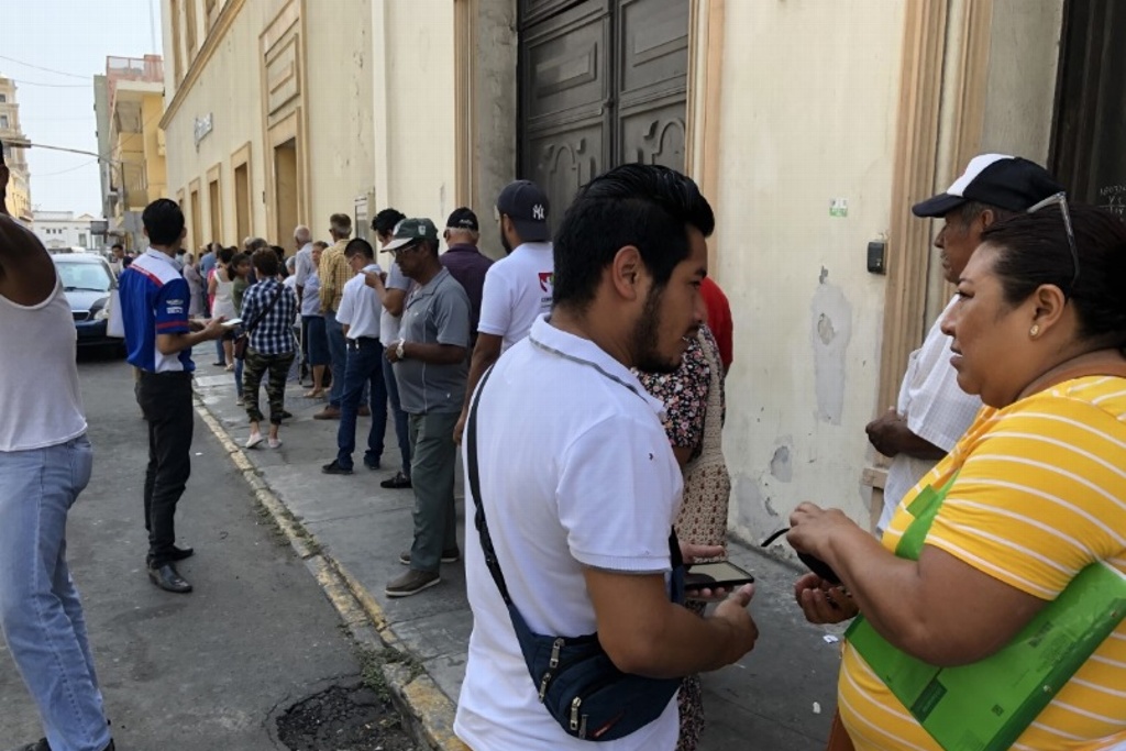 Imagen Largas filas en bancos de Veracruz