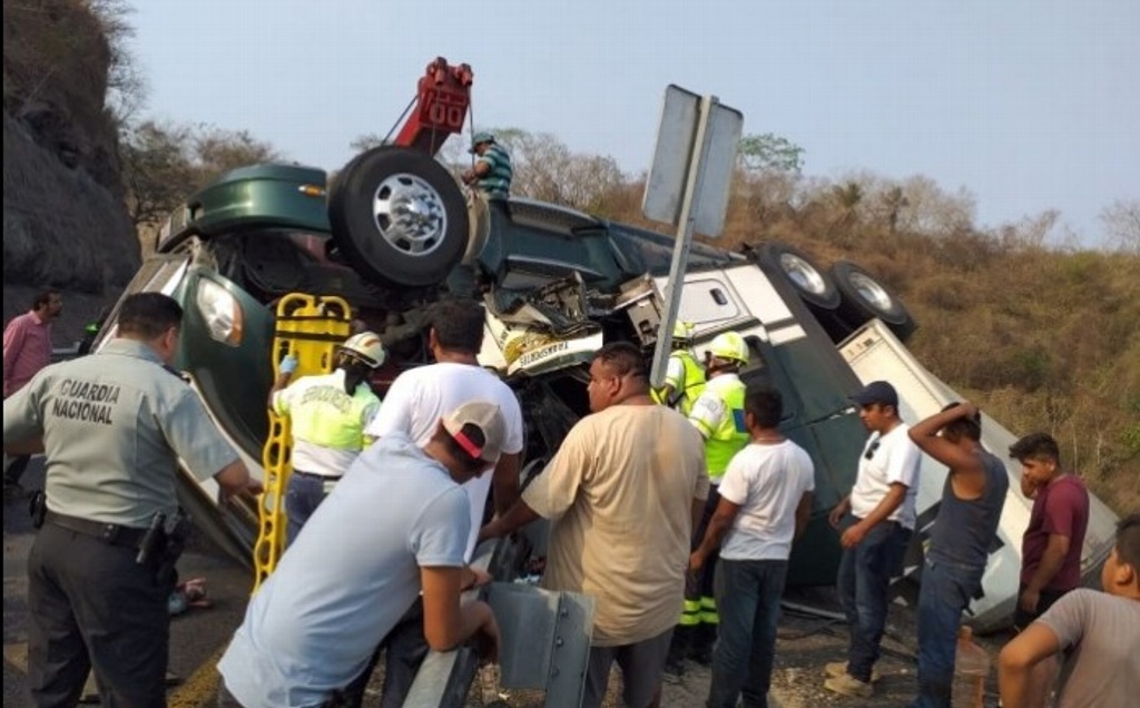 Imagen Un lesionado deja volcadura de tráiler en autopista La Tinaja-Paso del Toro