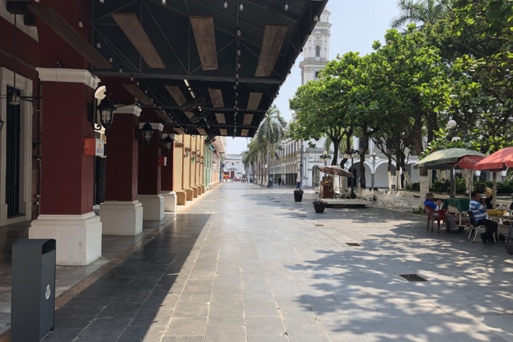 Imagen Lucen vacíos negocios y espacios turísticos en Veracruz