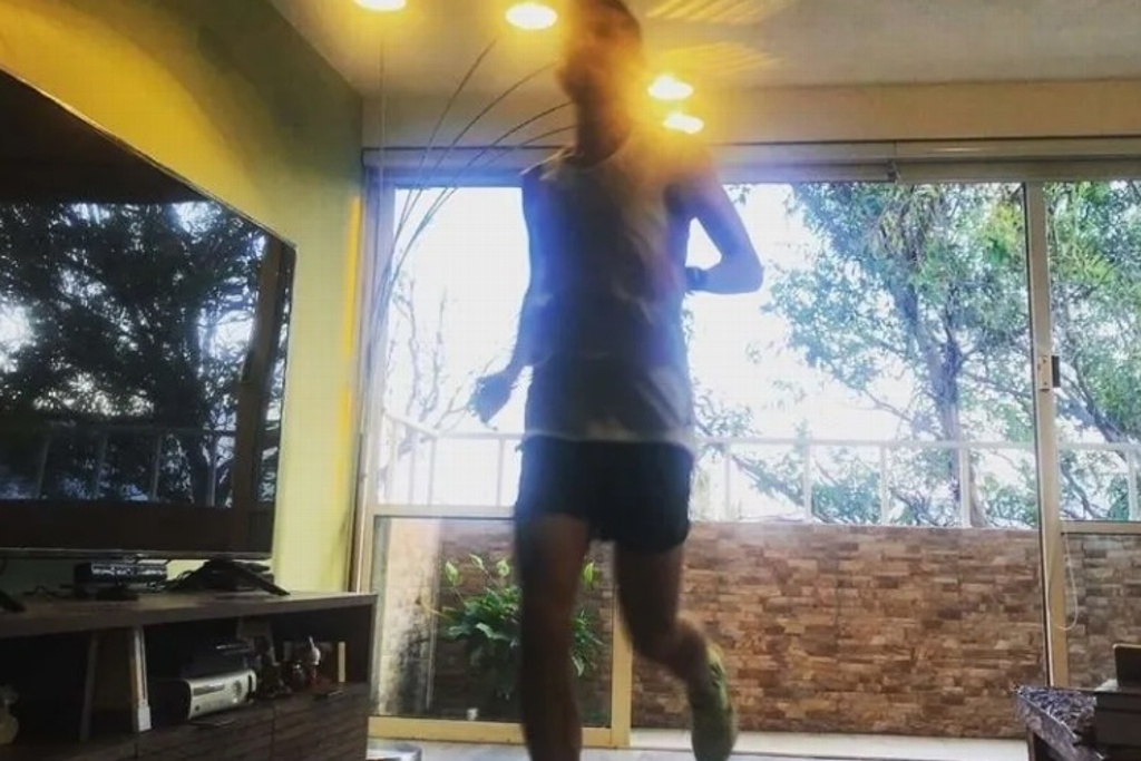 Imagen Corre un maratón en la sala de su casa, ante pandemia de coronavirus