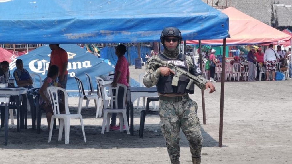 Imagen Solicita formalmente alcalde, uso de fuerza pública para retirar a gente de la playa