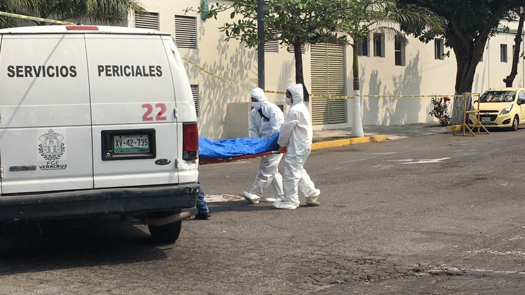 Imagen Muere persona en vía pública en Veracruz, periciales usan trajes especiales por contigencia (Video)