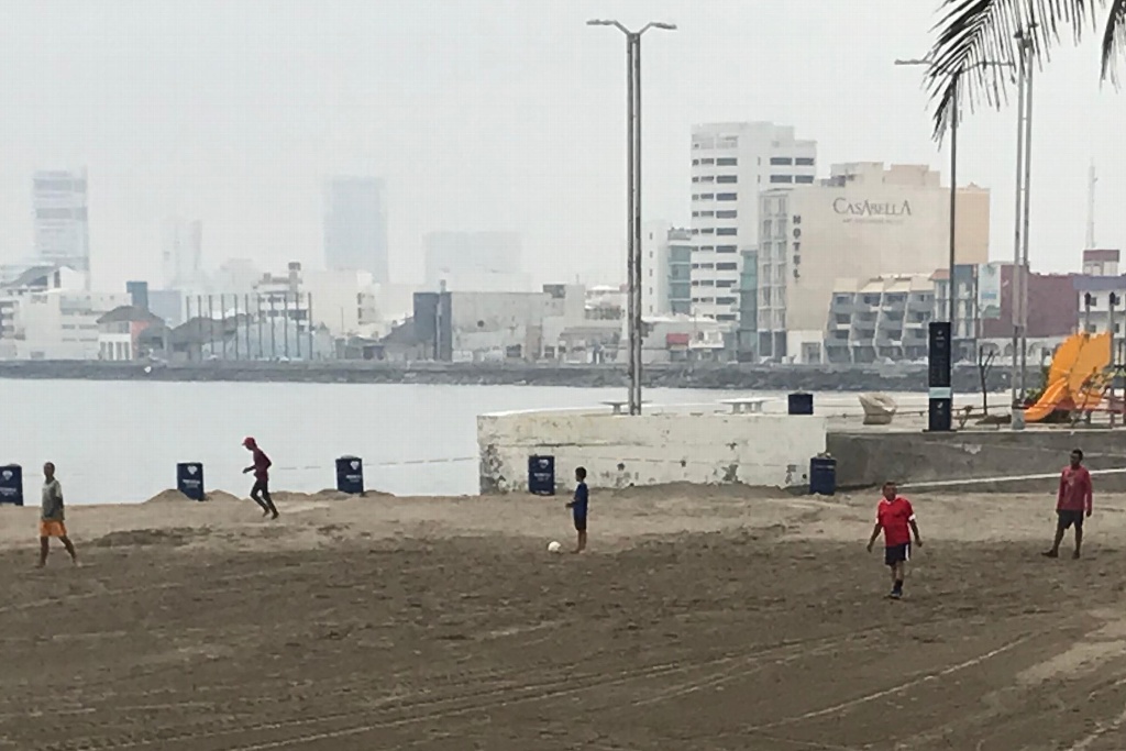 Imagen Aún sin porterías y restringida la zona, gente acude a jugar fútbol en playa Martí de Veracruz 