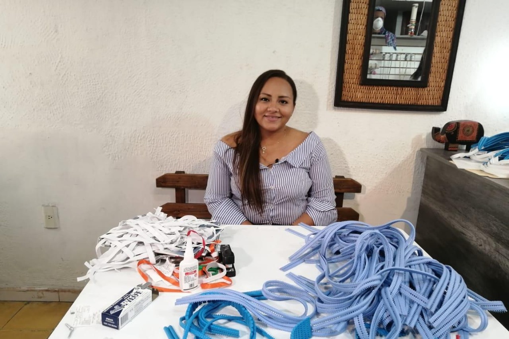 Imagen Maestra crea caretas que dona a personal que atiende casos de Covid-19 en hospitales de Veracruz 
