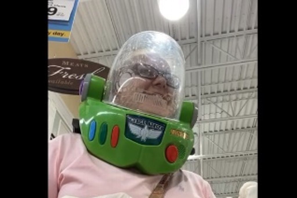 Imagen No tenia mascarilla y utiliza casco de 'Buzz Lightyear' para ir al super (+video)